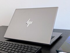 Das HP ZBook Firefly 14 G11 kostet in der AMD-Version jetzt nur 837 Euro (Bildquelle: Allen Ngo)