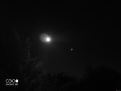 Helle Objekte, wie Mond und Sterne, erscheinen im Nachtsichtmodus heller als im Aufnahmemodus Standard.