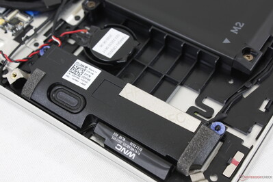 Stereo-Lautsprecher in der Nähe der vorderen Ecken des Gehäuses. Hohe Lautstärkeeinstellungen führen nicht zu statischen Schwingungen oder Vibrationen der Handballenauflage. Stereo-Lautsprecher in der Nähe der vorderen Ecken des Gehäuses. Hohe Lautstärkeeinstellungen führen nicht zu statischen Schwingungen oder Vibrationen der Handballenauflage.