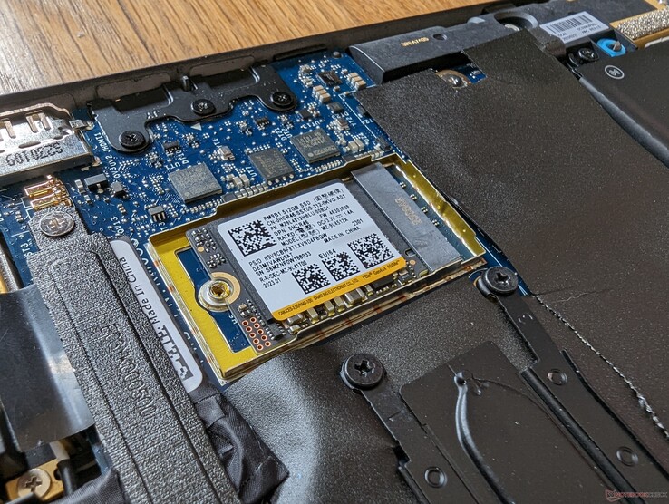 Das Latitude 7440 verwendet kürzere M.2 2242 SSDs anstelle der üblichen 2280 SSDs.