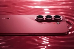 Das Tecno Camon Slim 5G ist nur minimal dicker als das iPhone Air, besitzt aber einen fast doppelt so großen Akku.
