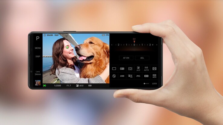 Sonys aktuelle Flaggschiffe bieten Displays im für Smartphones ungewöhnlichen 21:9-Format. (Bild: Sony)