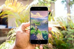 Das Apple iPhone SE 3 bietet dank A15 Bionic eine erstklassige Leistung. (Bild: miHoYo / Kartik Bhattacharjee, bearbeitet)