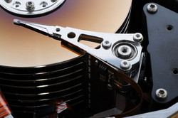 eine geöffnete Festplatte (1991, 601 MByte Kapazität)