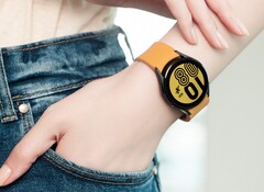 Die Samsung Galaxy Watch4 kommt im schicken Design mit bunten Armbändern. (Bild: Samsung)