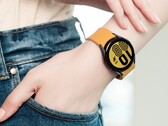 Die Samsung Galaxy Watch4 kommt im schicken Design mit bunten Armbändern. (Bild: Samsung)