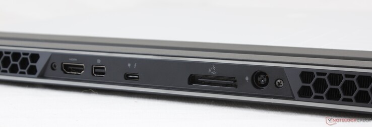 Rückseite: HDMI 2.0b, Mini-DisplayPort 1.3, 1x Thunderbolt 3 mit USB-C-Ladefunktion, Alienware Graphics Amplifier Port, Netzanschluss