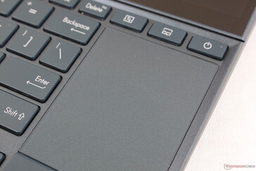 Kleines Touchpad. Es gibt keine virtuelle NumPad-Funktion, anders als bei einigen neueren ZenBooks.