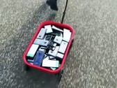 Ein Karren mit 99 Smartphones reicht, um Google Maps einen üblen Stau vorzugaukeln. (Bild: Simon Weckert)