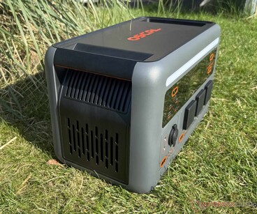 Massive Griffe an beiden Seiten erleichtern das Tragen der rund 15 kg wiegenden Powerstation.