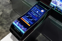 28-Zoll-OLED-Display als Armlehne.