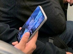 Ist hier bereits das Xiaomi Redmi K30 zu sehen? Das Dual-Displayloch rechts oben deutet darauf hin.