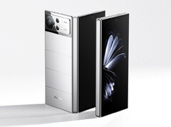 Das Xiaomi Mix Fold 2 kommt in der Farbe Moonlight Silver mit einer schicken Rückseite aus Keramik. (Bild: Xiaomi)