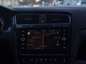 Armaturenbrett eines Autos mit Navigationskarte auf dem Infotainment-Bildschirm