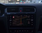 Armaturenbrett eines Autos mit Navigationskarte auf dem Infotainment-Bildschirm
