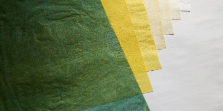 Japanisches Washi-Papier, eingefärbt mit Chitose Midori, einem traditionellen grünen Pigment