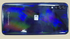 Fotoleak zeigt Rückseite des Samsung Galaxy A50 mit Triple-Kamera.