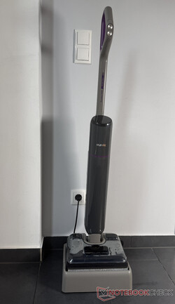 Eureka FloorShine 830 auf seiner Station zum Laden und Selbstreinigen.