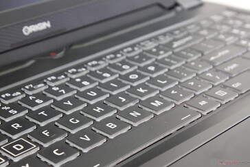 Tasten mit moderatem Feedback, mittelgroßem Tastenhub und individuelle RGB-Tastenbeleuchtung