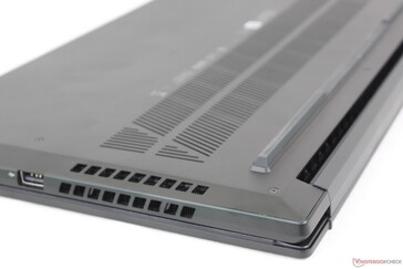 Die Kanten und Ecken sind für einen glänzenden Rand geschnitten, der jedoch weniger farbenfroh ist als der des Zenbook Flip 15