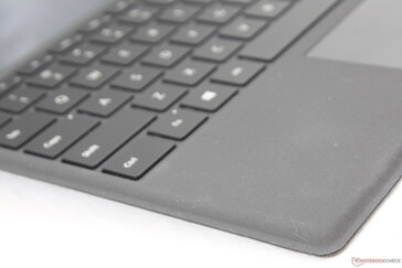 Die altbekannte Alcantara-Texturierung ist beim Surface Pro Type Cover mittlerweile Standard