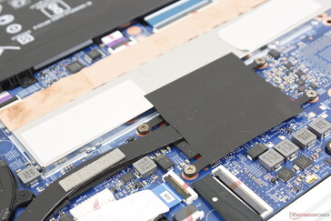 Eine einzige Heatpipe in dieser Konfiguration. Auch hier ist die Konfiguration mit dedizierter Grafikkarte doppelt so gut ausgestattet