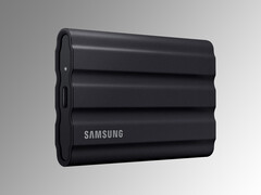 Zum neuen Tiefstpreis gibt’s bei Amazon für kurze Zeit die portable Samsung SSD T7 Shield – ein 50€-Rabatt-Coupon macht’s möglich.  Bild: Amazon.de