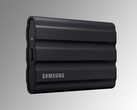 Zum neuen Tiefstpreis gibt’s bei Amazon für kurze Zeit die portable Samsung SSD T7 Shield – ein 50€-Rabatt-Coupon macht’s möglich.  Bild: Amazon.de