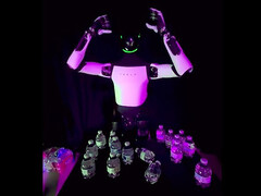 Optimus-Roboter zeigt sich menschlich und kippt beim Servieren von Getränken für Tesla um