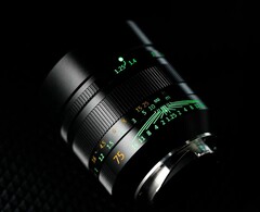 Das 7Artisans 75 mm f/1.25 der zweiten Generation erhält eine Beschriftung, die im Dunkeln leuchtet. (Bildquelle: 7Artisans)