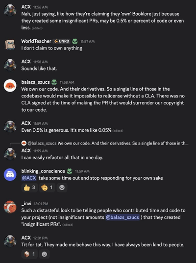 Ein Auszug aus einer Discord-Konversation mit dem Booklore-Entwickler, in der es um die Änderungen der Lizenzvereinbarung und die Anforderung geht, Beiträge der Community unter einem CLA abzudecken.