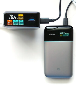 Cuktech 10 Ultra beim Schnellaufladen einer Cuktech 15 Air Powerbank.