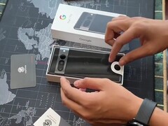 Rund zwei Monate vor Release wurde das Unboxing des Google Pixel 7 Pro bereits in einem Video festgehalten (Bild: Gadgetfull BD)