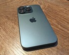 Das Apple iPhone 15 Pro bewirkt mit einer Beschichtung aus Titan eine deutliche Gewichtsreduktion. Und auch der Preis ist gesunken.