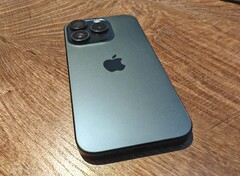 Das Apple iPhone 15 Pro bewirkt mit einer Beschichtung aus Titan eine deutliche Gewichtsreduktion. Und auch der Preis ist gesunken.