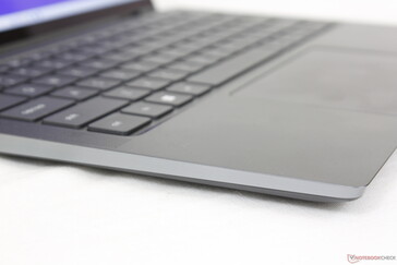 Das Gehäuse besteht zu 44 Prozent respektive 50 Prozent und 28 Prozent aus recycelten Materialien bei Tastatur, Akkurahmen und Lüfter