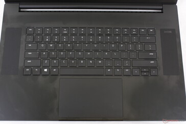 Das Tastaturfeedback bleibt im Vergleich zum 2019er Modell gleich. Die sekundären Symbole werden teilweise nicht beleuchtet (je nach Abschnitt)