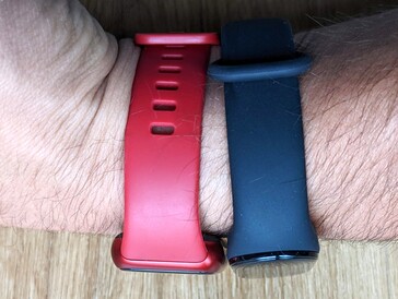 Das Huawei-Band baut breiter als das Xiaomi-Pendant