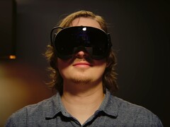 Gamer mit Steam-Frame-VR-Headset.