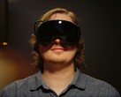 Gamer mit Steam-Frame-VR-Headset.
