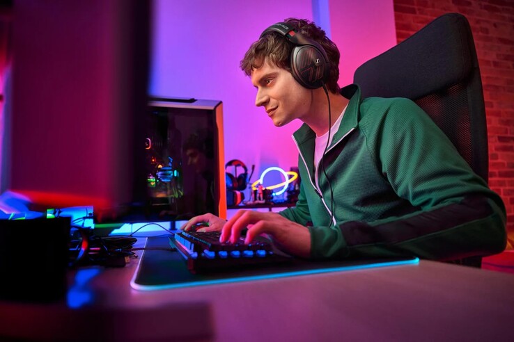 Die neue Variante des Sennheiser HD 620S setzt mit roten Details auf einen sportlicheren Look