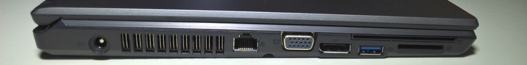 Linke Seite: Netzanschluss, LAN, VGA, DisplayPort, 1x USB 3.0, SD-Kartenleser, Smartcard (über SD)