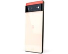 Google Pixel 6 von hinten, sichtbar sind das G-Logo und der schwarze Kamerabalken