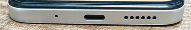 Unten: Mikrofon, USB-C-Port, Lautsprecher
