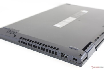 Die linke Seite wird dominiert von Lüfterschlitzen