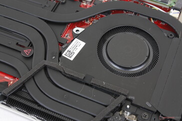 Legt man das Ohr an die Tastatur, hört man leichtes Spulenfiepen bzw. elektronisches Rauschen