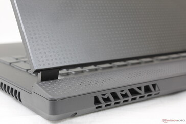 Die rechte Seite der Tastaturgrundfläche und die Deckelaußenseite sind mit einem ROG-Muster bedruckt.