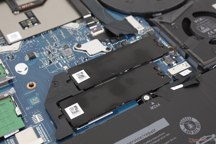 Zwei 1 TB Samsung PM9A1 PCIe4 x4 NVMe SSDs in RAID 0 für anhaltende sequenzielle Leseraten von über 13.000 MB/s. Für beide Laufwerke ist ein Heatspreader im Lieferumfang enthalten, der die Kühlung unterstützt