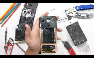 Der Teardown des OnePlus 10T ist praktisch ohne Werkzeug möglich.