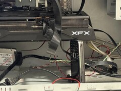 Ein Reddit-Nutzer stützt die Grafikkarte in seinem PC mit einem alten Nokia 6124 Classic. (Bildquelle: u/bulochklem via Reddit)